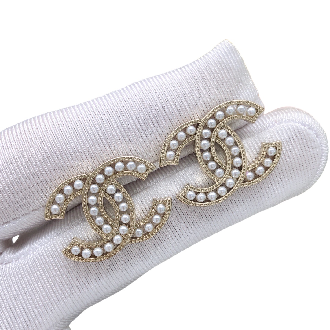 CCE142 Metal and pearl cc logo stud earrings - ccjewelryacc