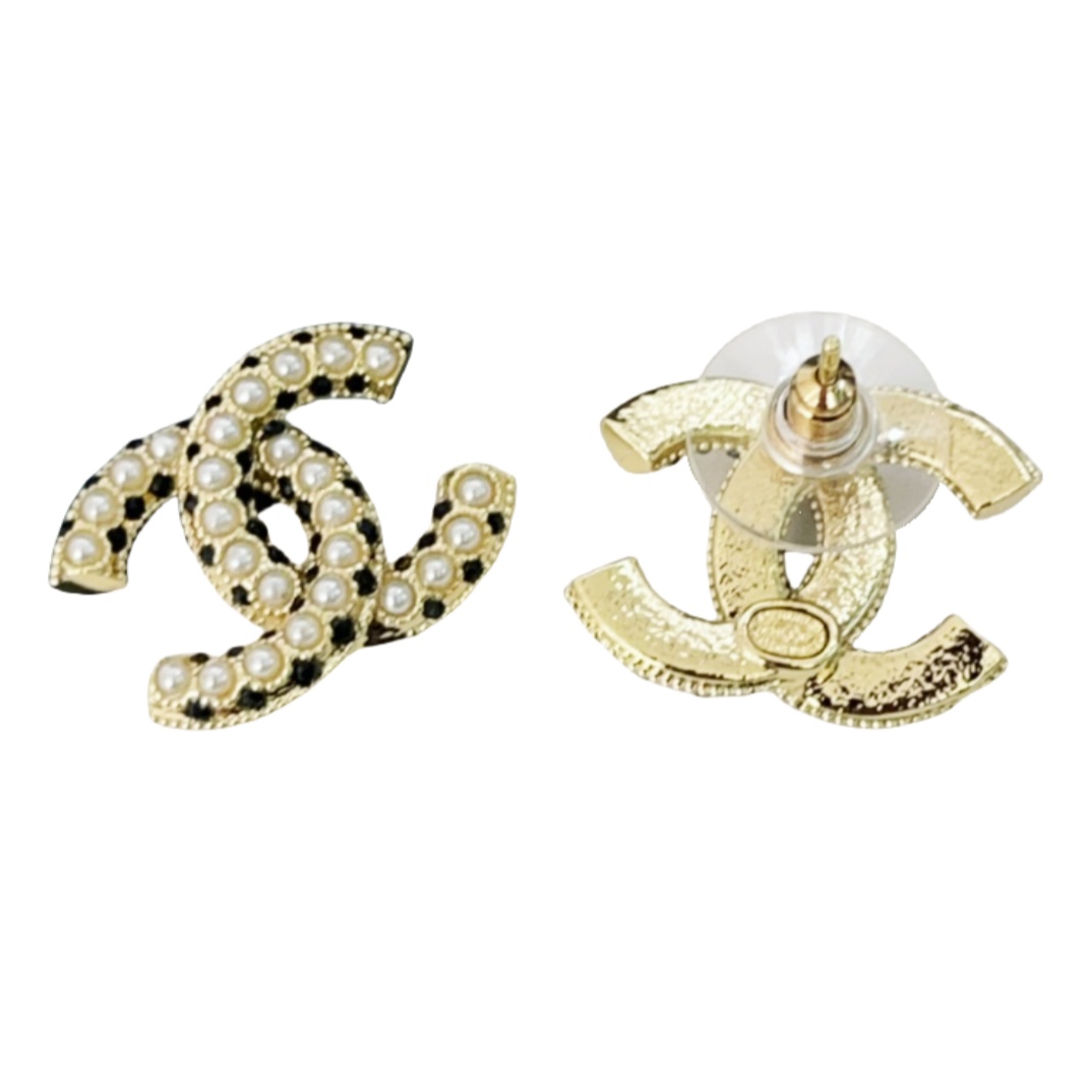 CCE133 CC Logo stud earring in metal with pearl and black stone - ccjewelryacc