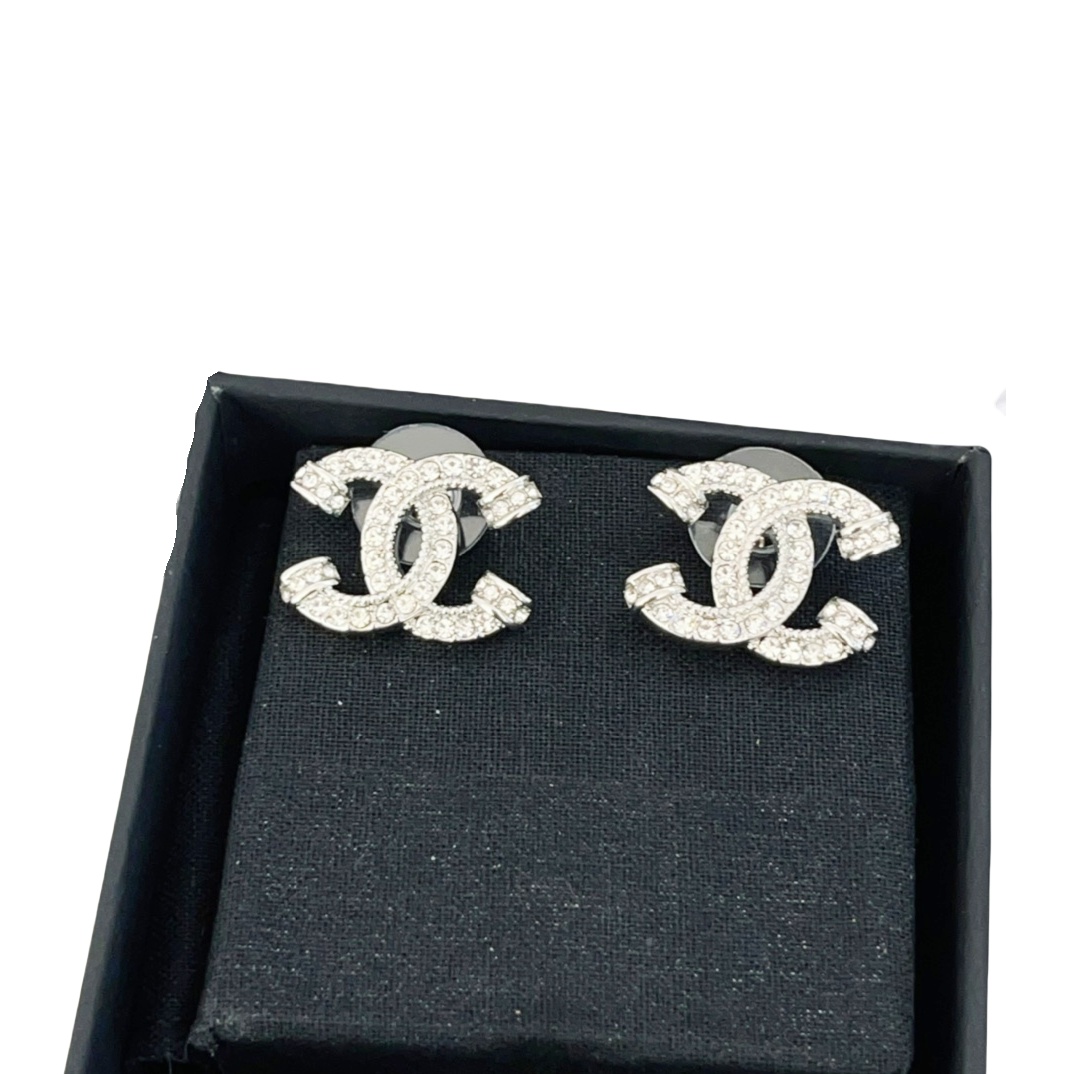 CCE135 CC Logo stud earrings silver in metal and crystal - ccjewelryacc