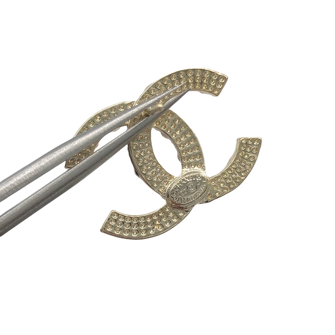 CCE144 Metal crystal pearl cc logo stud earrings - ccjewelryacc