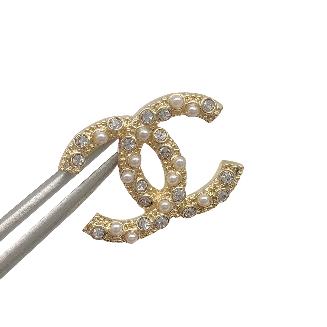 CCE144 Metal crystal pearl cc logo stud earrings - ccjewelryacc