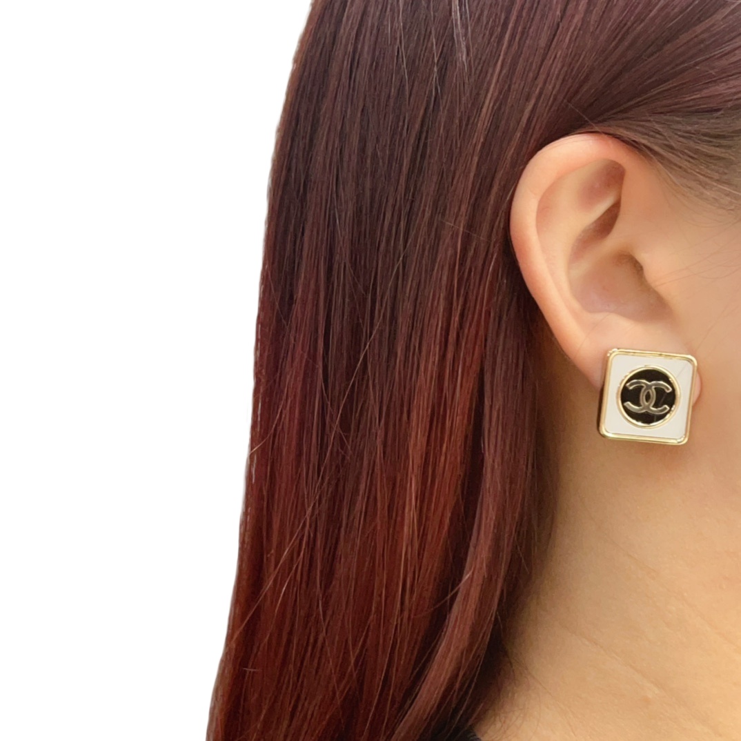 CCE164 Metal enamel CC logo stud earring - ccjewelryacc