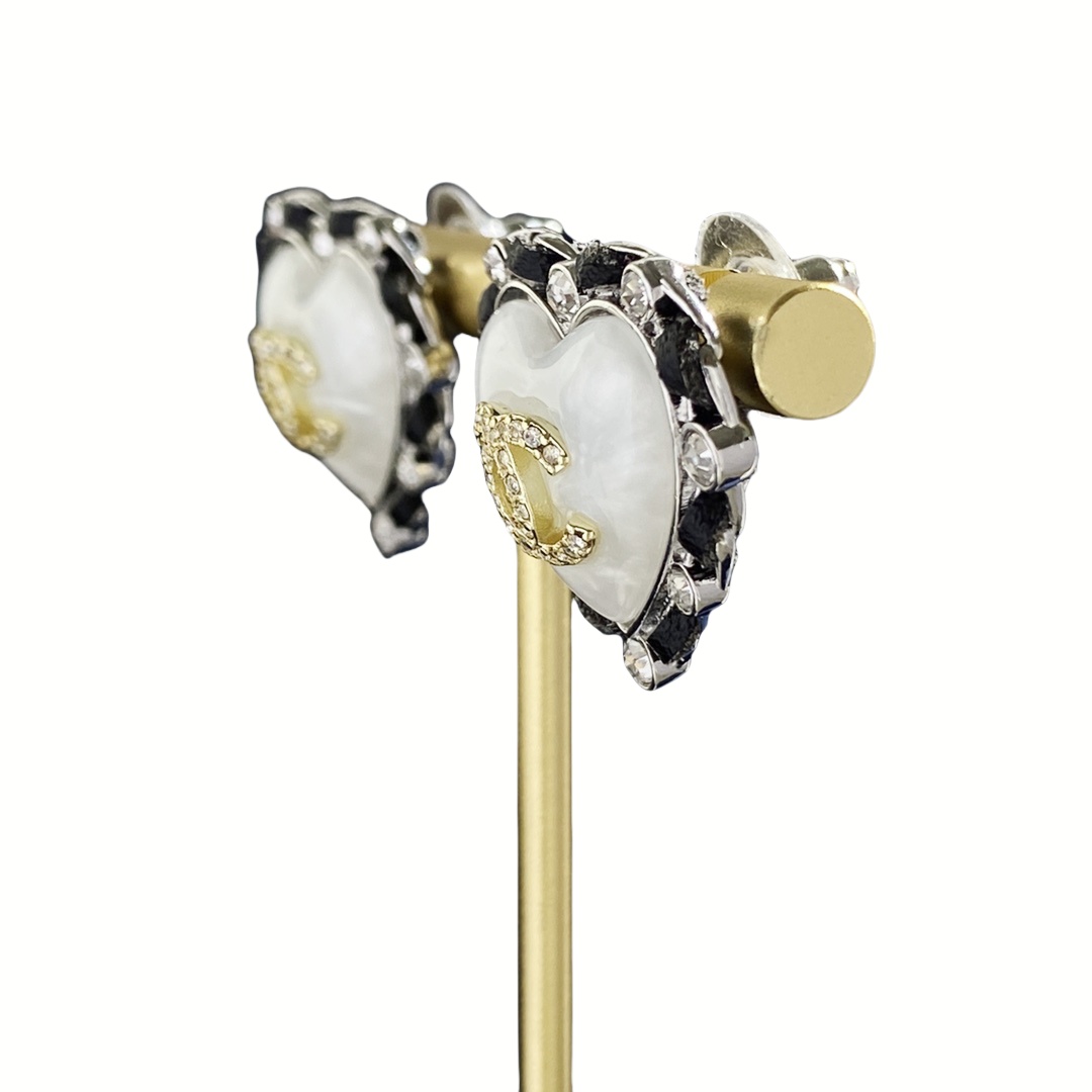 CCE712 Metal leather pearl heart stud earrings with crystal cc logo - ccjewelryacc