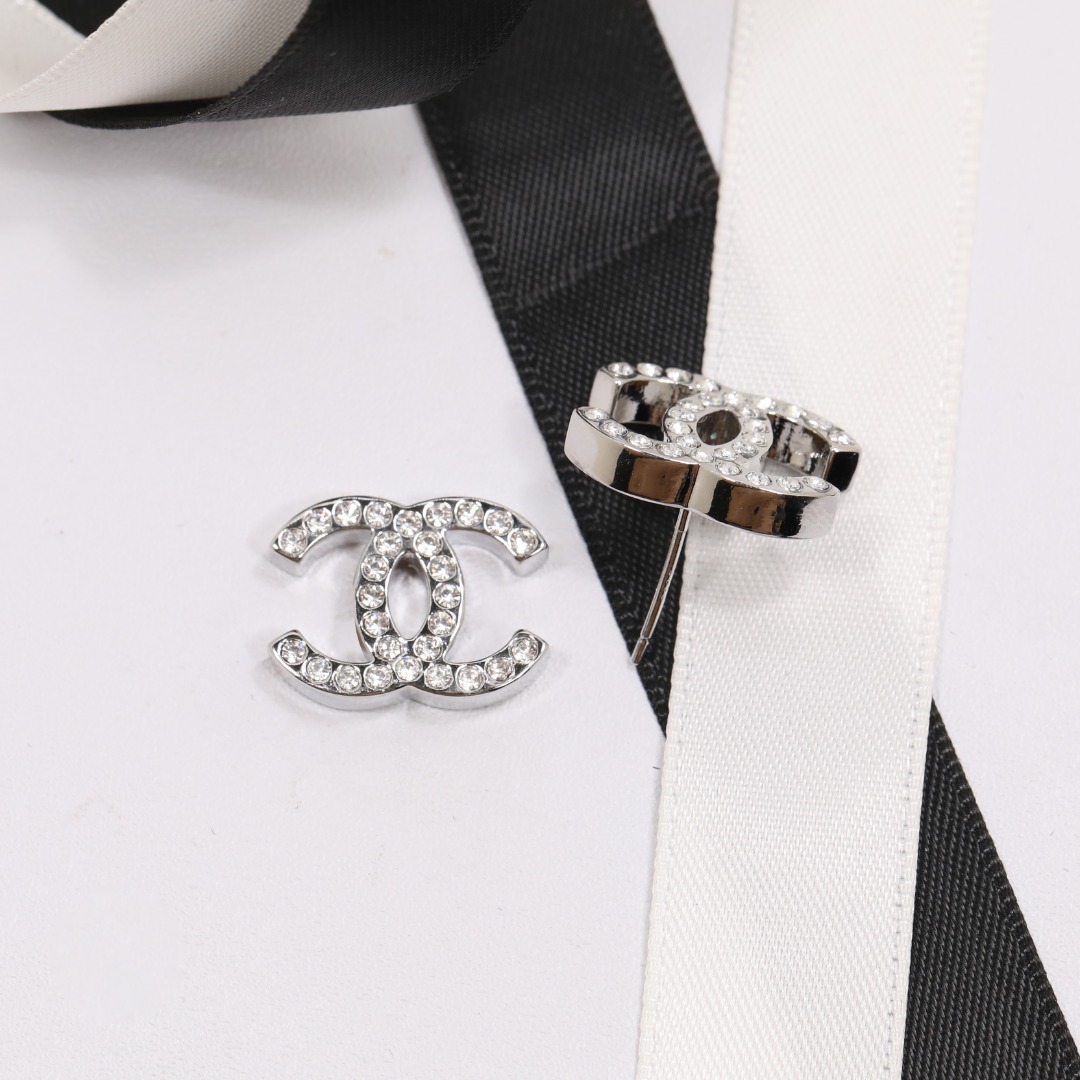CCE158 Crystal cc logo stud earring in silver - ccjewelryacc