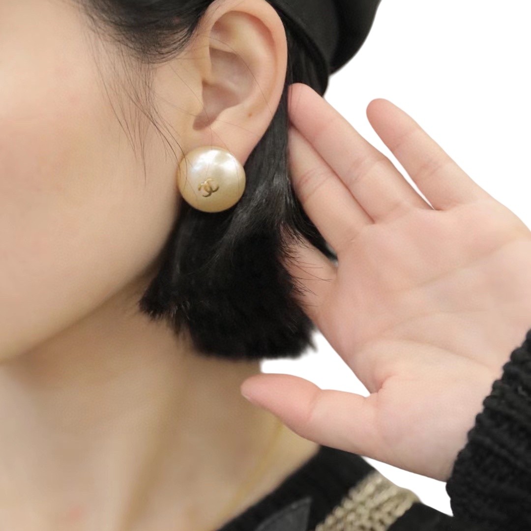 CCE170 White Pearl cc stud earrings - ccjewelryacc