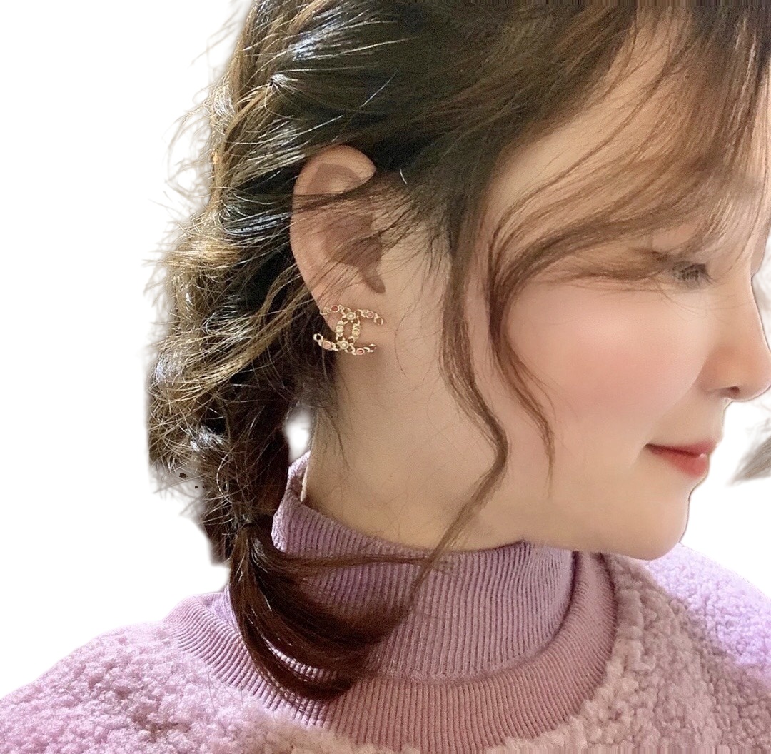 CCE567 Metal chain with multicolor crystal pearl cc logo stud earrings - ccjewelryacc