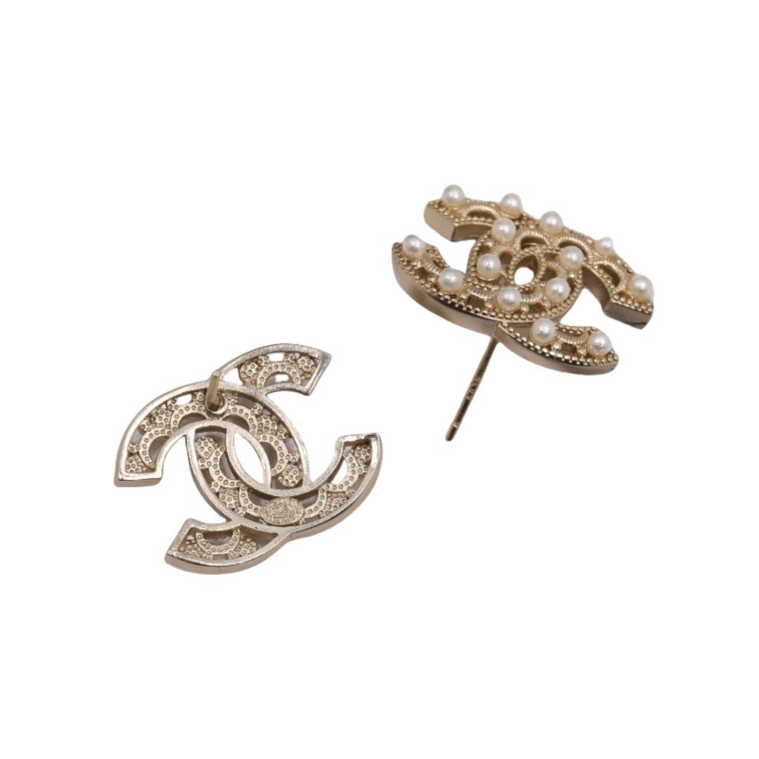 CCE195 Hollow pearl cc stud earrings - ccjewelryacc