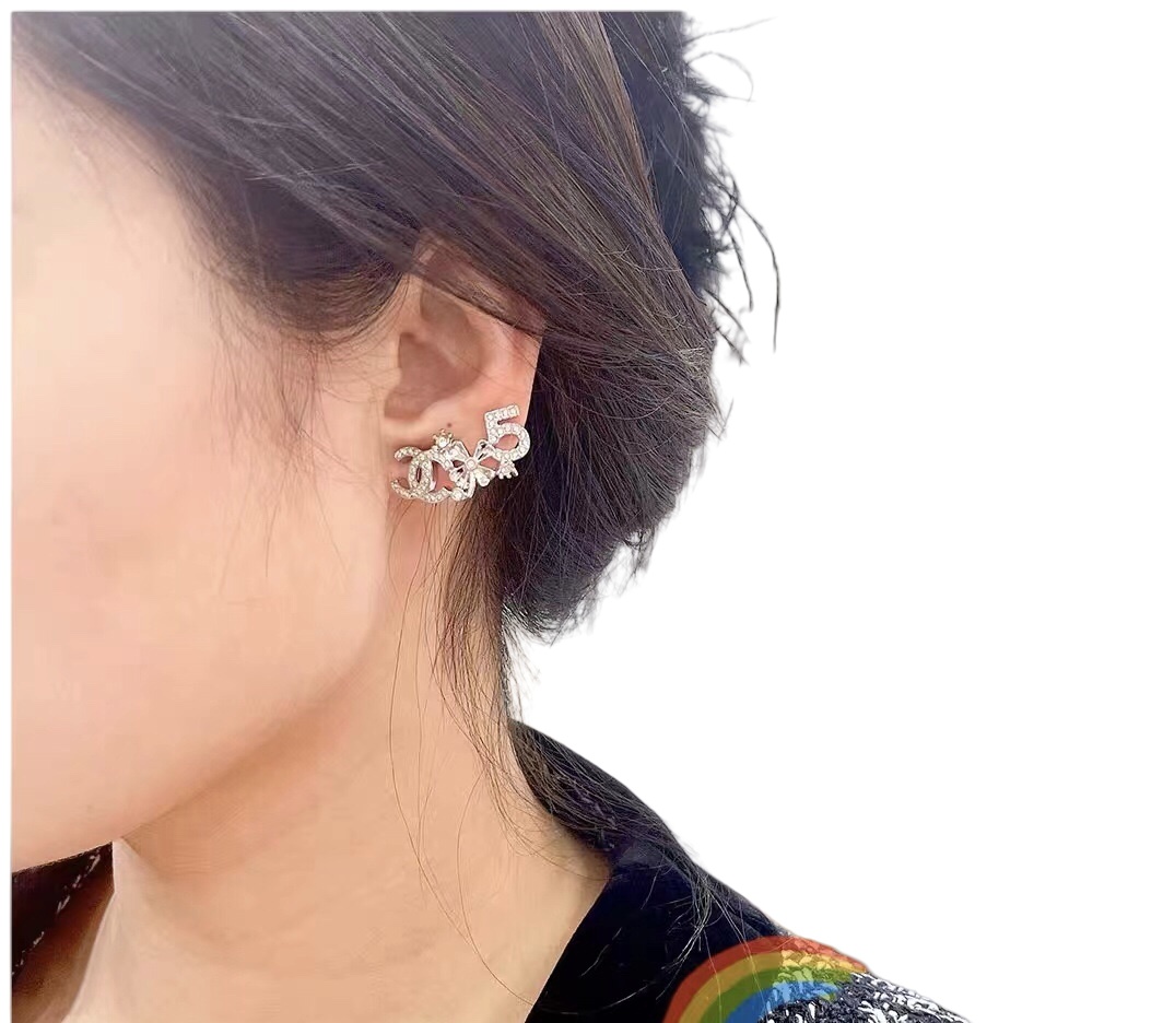 CCE837 Full crystal Four-leaf flower No 5 CC Logo stud earring clip - ccjewelryacc