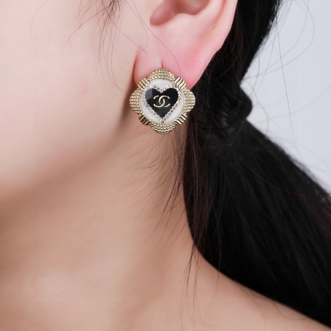 CCE565 Metal crystal heart with cc logo stud earrings - ccjewelryacc