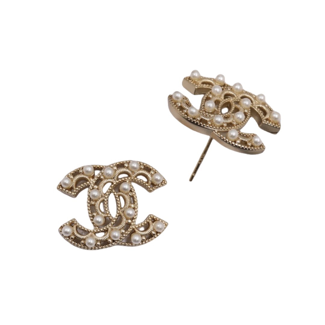 CCE195 Hollow pearl cc stud earrings - ccjewelryacc