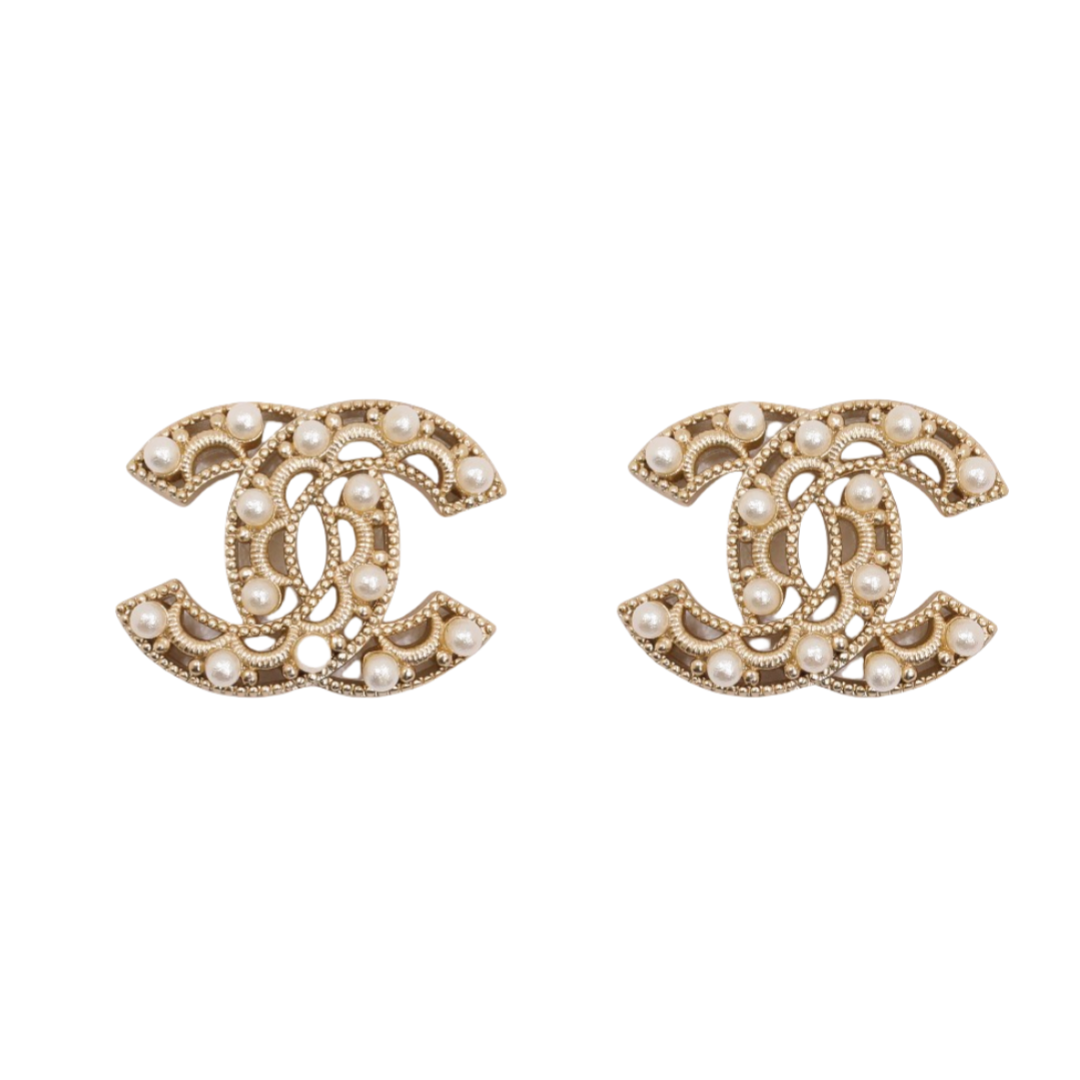 CCE195 Hollow pearl cc stud earrings - ccjewelryacc