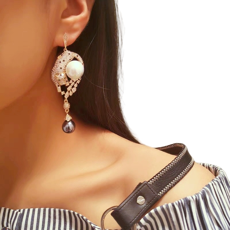CTEV007 18K Gold Panther with black pearl drop earrings - ccjewelryacc