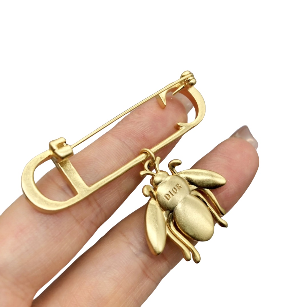 CDB075 dior bee safety pin - ccjewelryacc