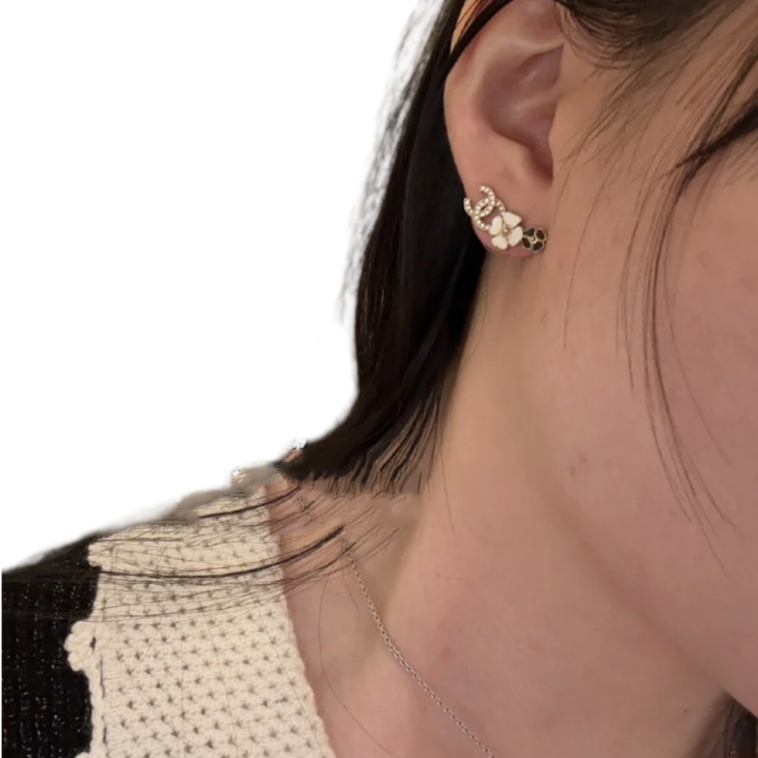 CCE259 Chanel 25P black enamel Four leaf clover crystal cc logo earrings - ccjewelryacc