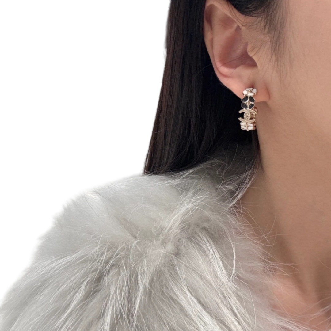 CCE259 Chanel 25P black enamel Four leaf clover crystal cc logo earrings - ccjewelryacc