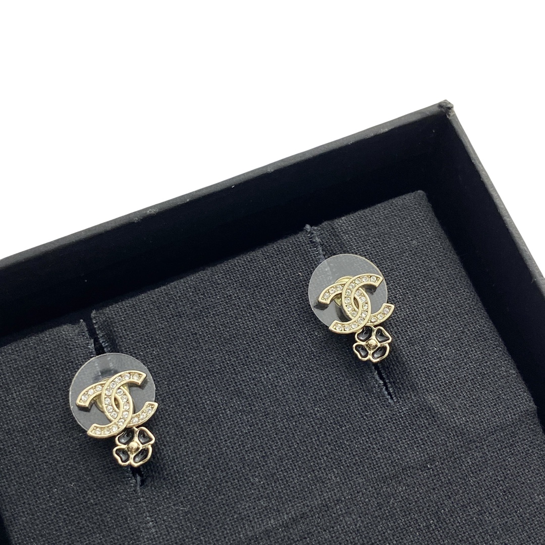 CCE259 Chanel 25P black enamel Four leaf clover crystal cc logo earrings - ccjewelryacc