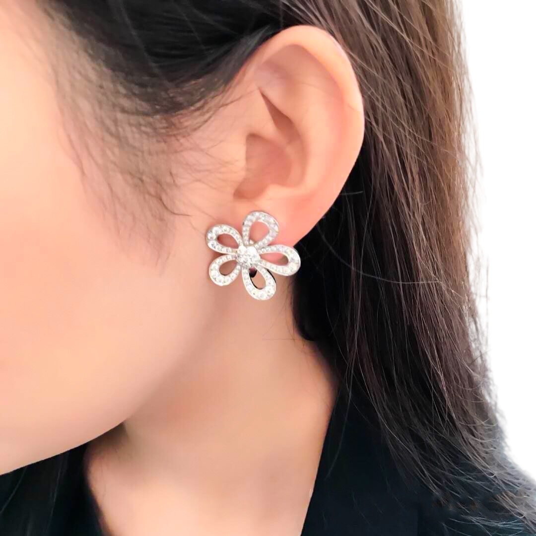 VCEV006 18k White Gold Van Cleef & Arpels Flowerlace earring clip - ccjewelryacc