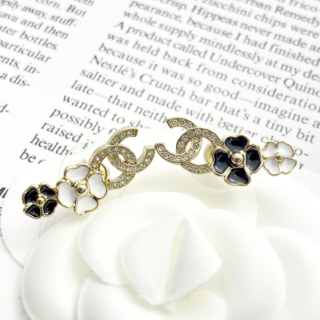 CCE259 Chanel 25P black enamel Four leaf clover crystal cc logo earrings - ccjewelryacc