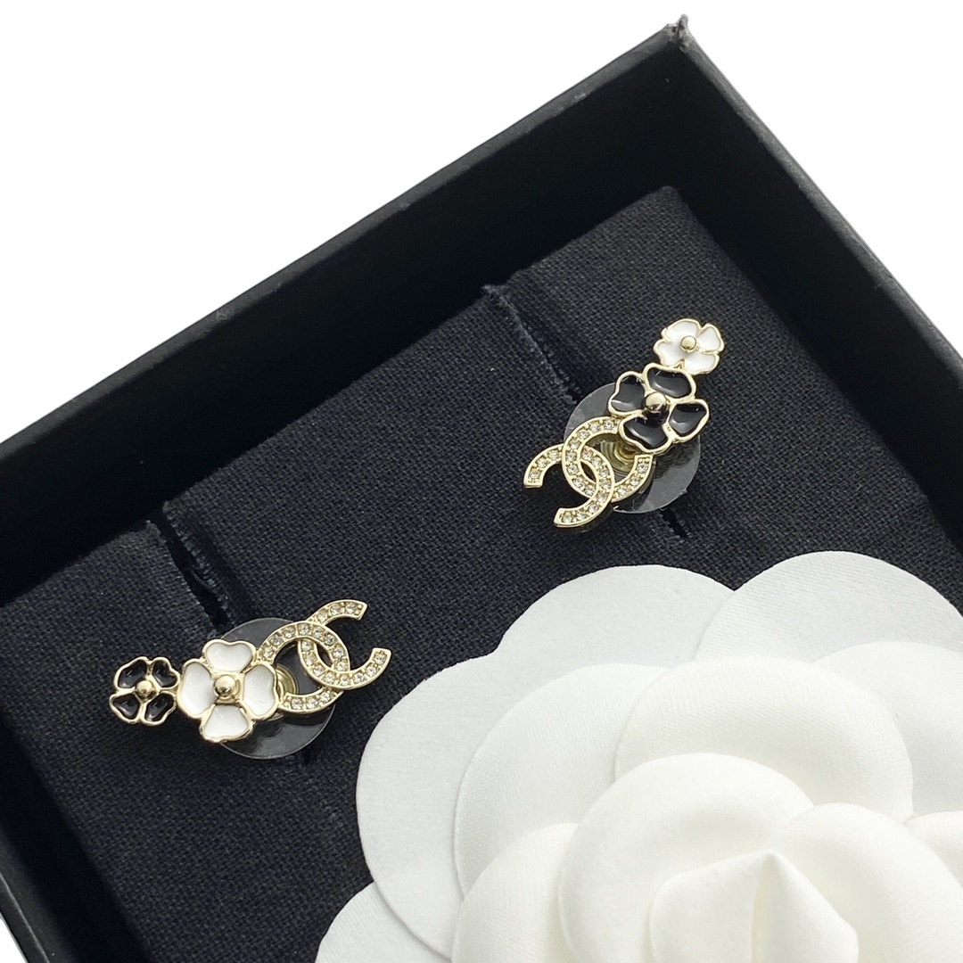 CCE259 Chanel 25P black enamel Four leaf clover crystal cc logo earrings - ccjewelryacc