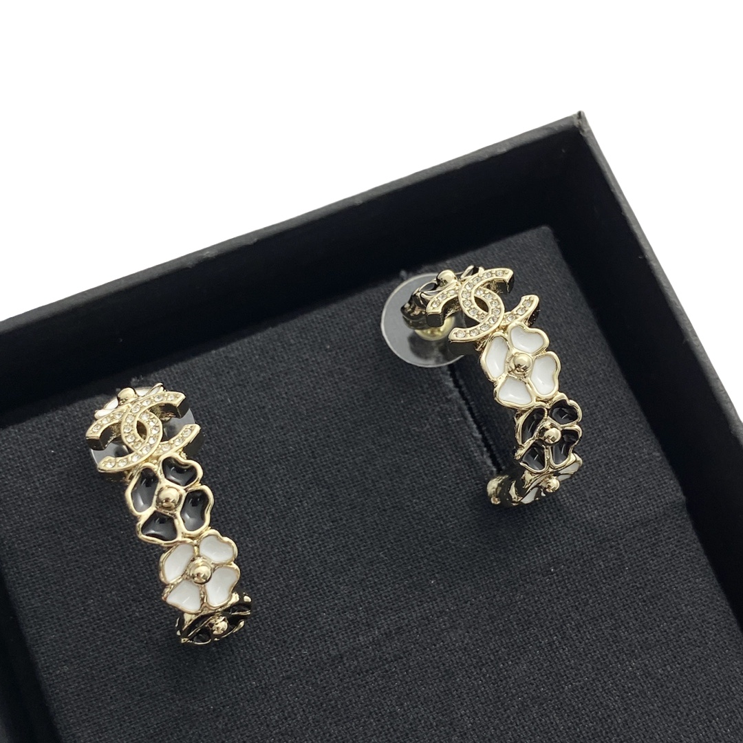 CCE259 Chanel 25P black enamel Four leaf clover crystal cc logo earrings - ccjewelryacc