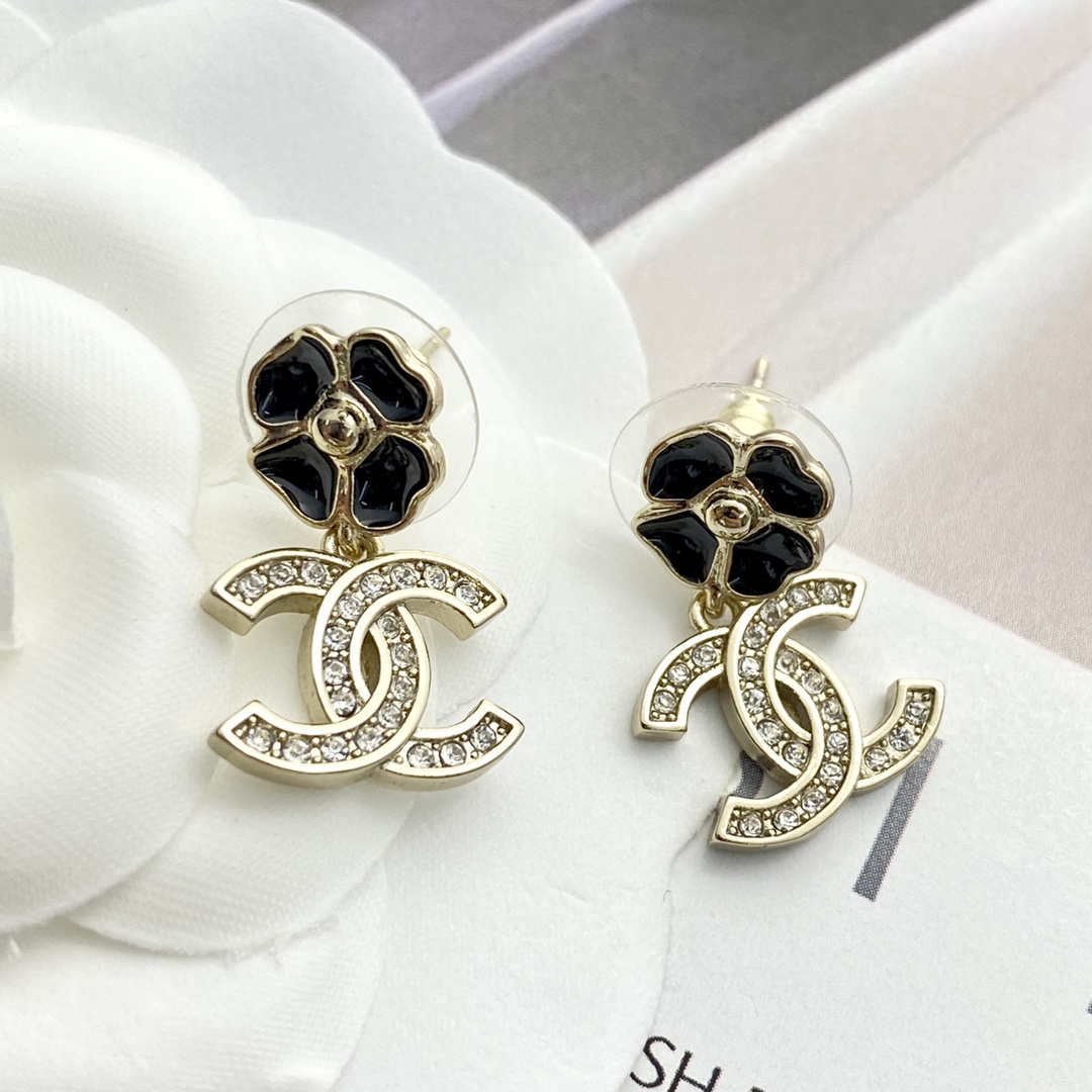 CCE259 Chanel 25P black enamel Four leaf clover crystal cc logo earrings - ccjewelryacc