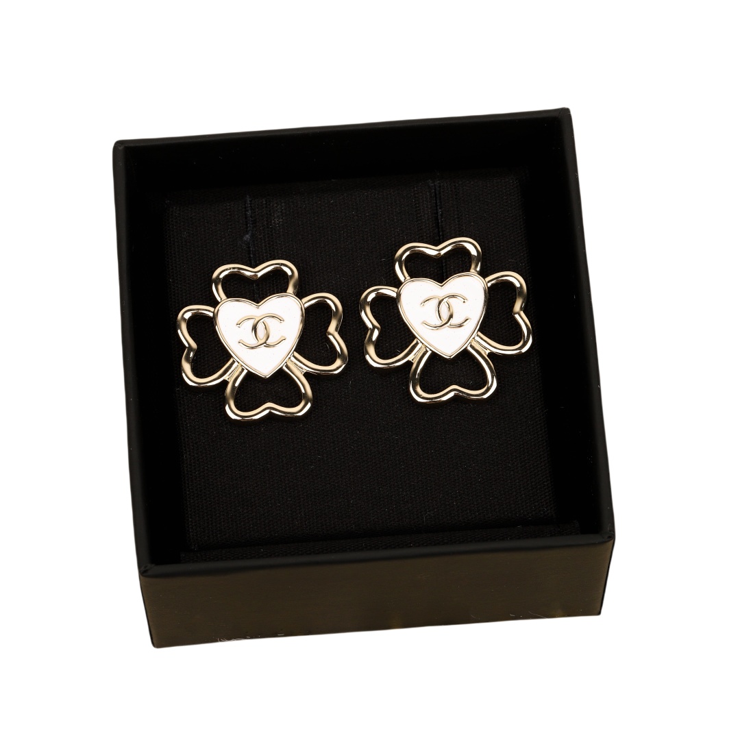 CCE266 Chanel Hollow clover heart stud earrings - ccjewelryacc