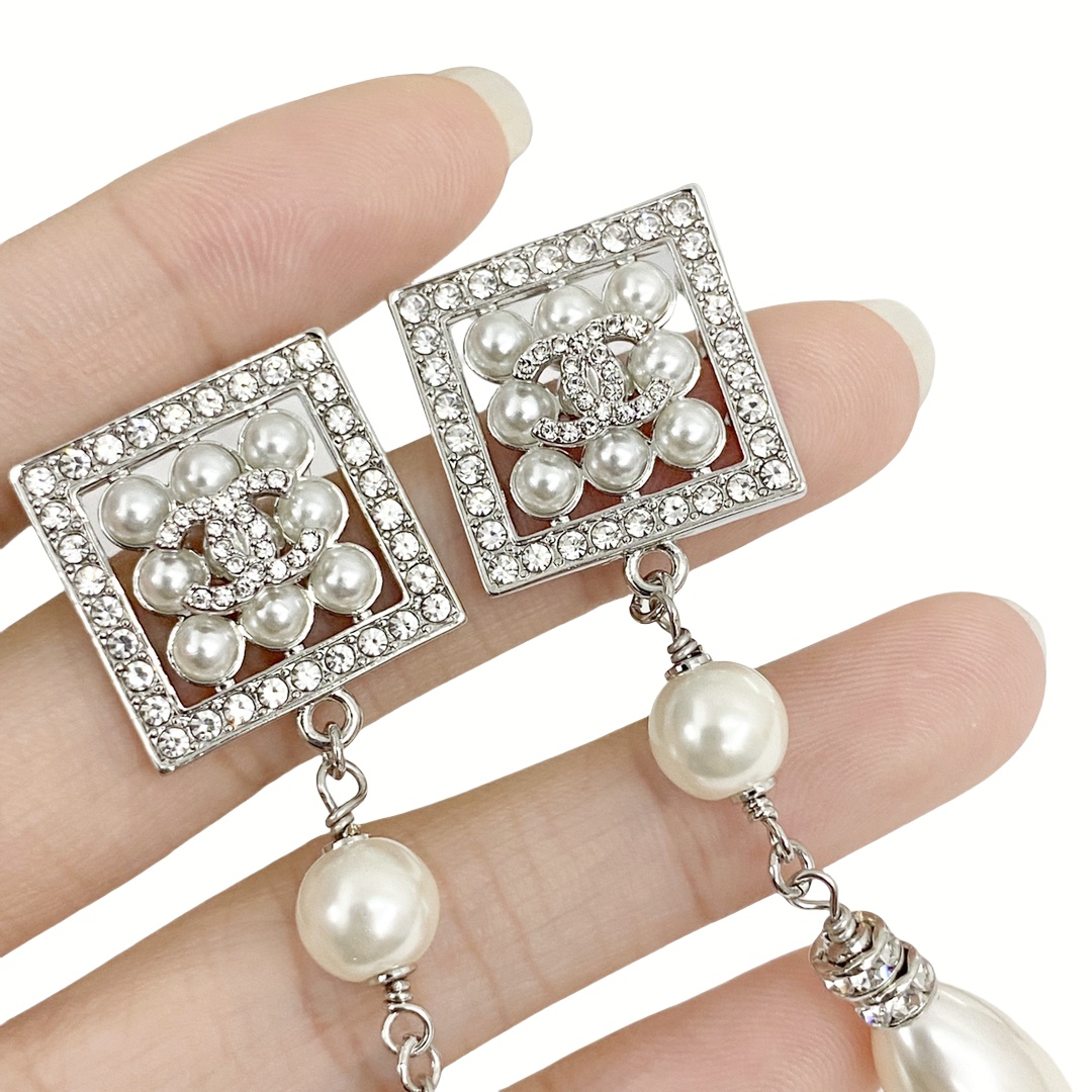 CCE698  Chanel 24 hollow square earrings - ccjewelryacc
