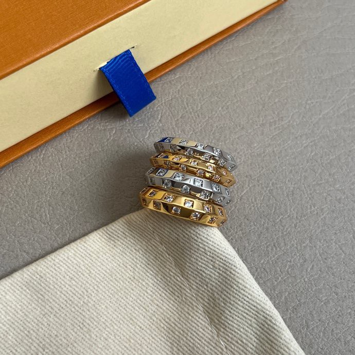 LVR012 Le Damier de Louis Vuitton Medium Ring, Yellow Gold and Diamonds - ccjewelryacc