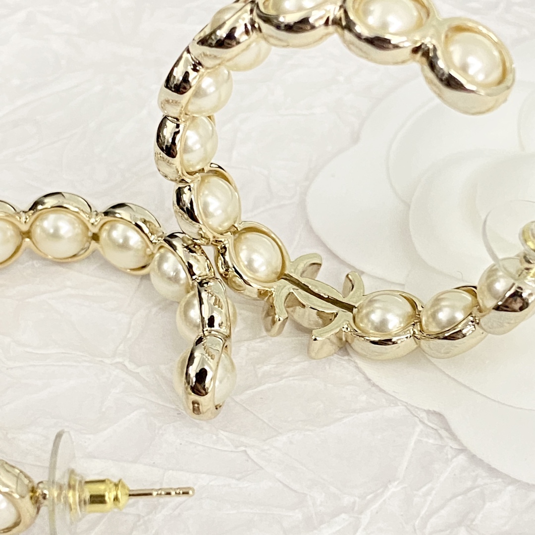 CCE868 Metal Resin pearls  cc logo Hoop earring - ccjewelryacc