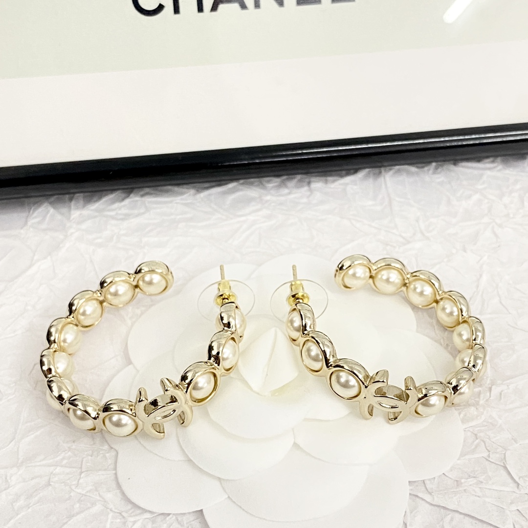 CCE868 Metal Resin pearls  cc logo Hoop earring - ccjewelryacc