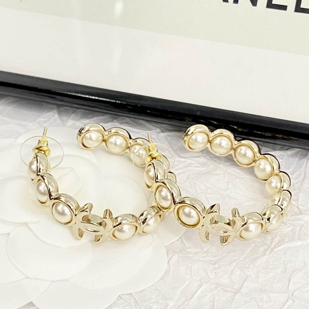 CCE868 Metal Resin pearls  cc logo Hoop earring - ccjewelryacc