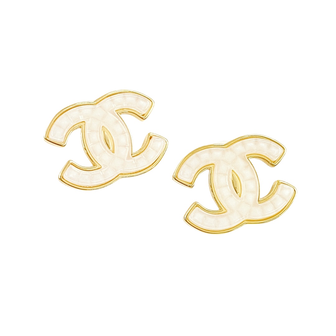 CCE697 24A Métiers d’art Collection White Quilted  resin hook earring - ccjewelryacc