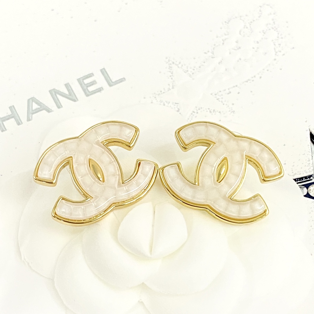 CCE697 24A Métiers d’art Collection White Quilted  resin hook earring - ccjewelryacc