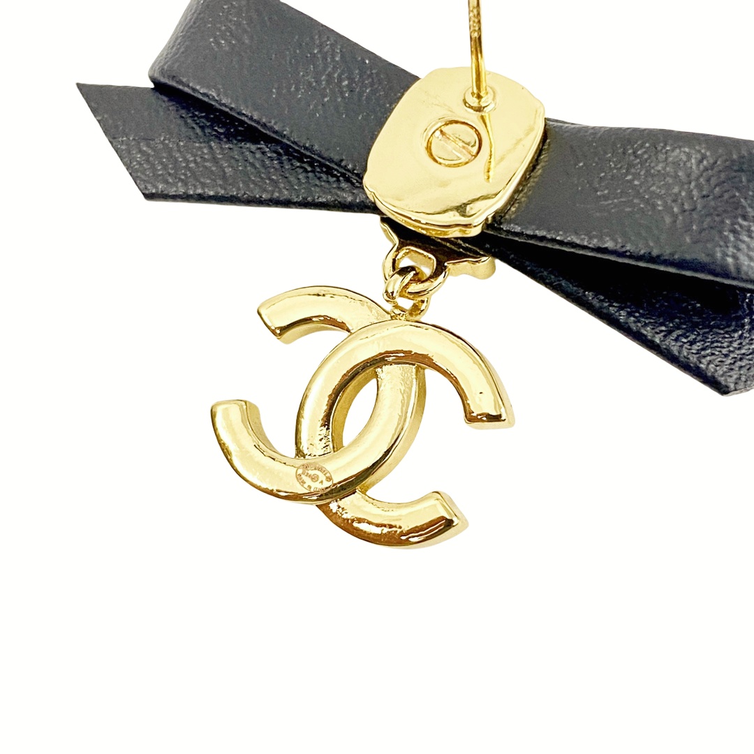 CCE797 Leater bowknot oval green pearl with crystal cc logo stud earrings - ccjewelryacc