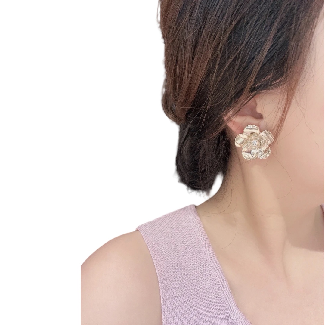 CCE285 Chanel Gold camellia stud earrings - ccjewelryacc