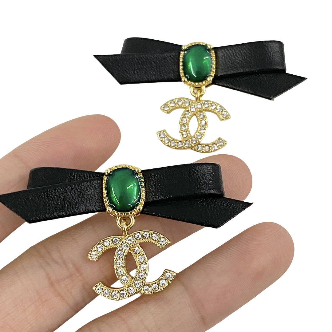 CCE797 Leater bowknot oval green pearl with crystal cc logo stud earrings - ccjewelryacc