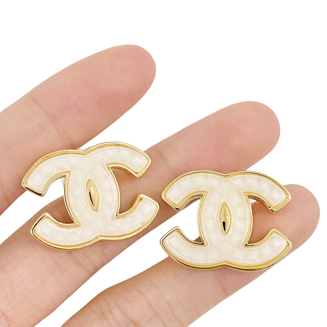 CCE697 24A Métiers d’art Collection White Quilted  resin hook earring - ccjewelryacc