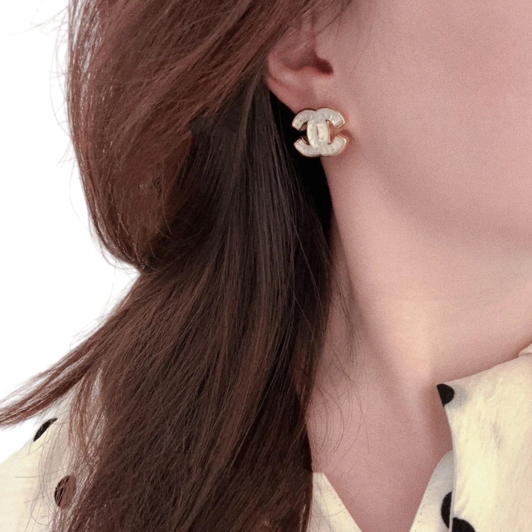 CCE697 24A Métiers d’art Collection White Quilted  resin hook earring - ccjewelryacc