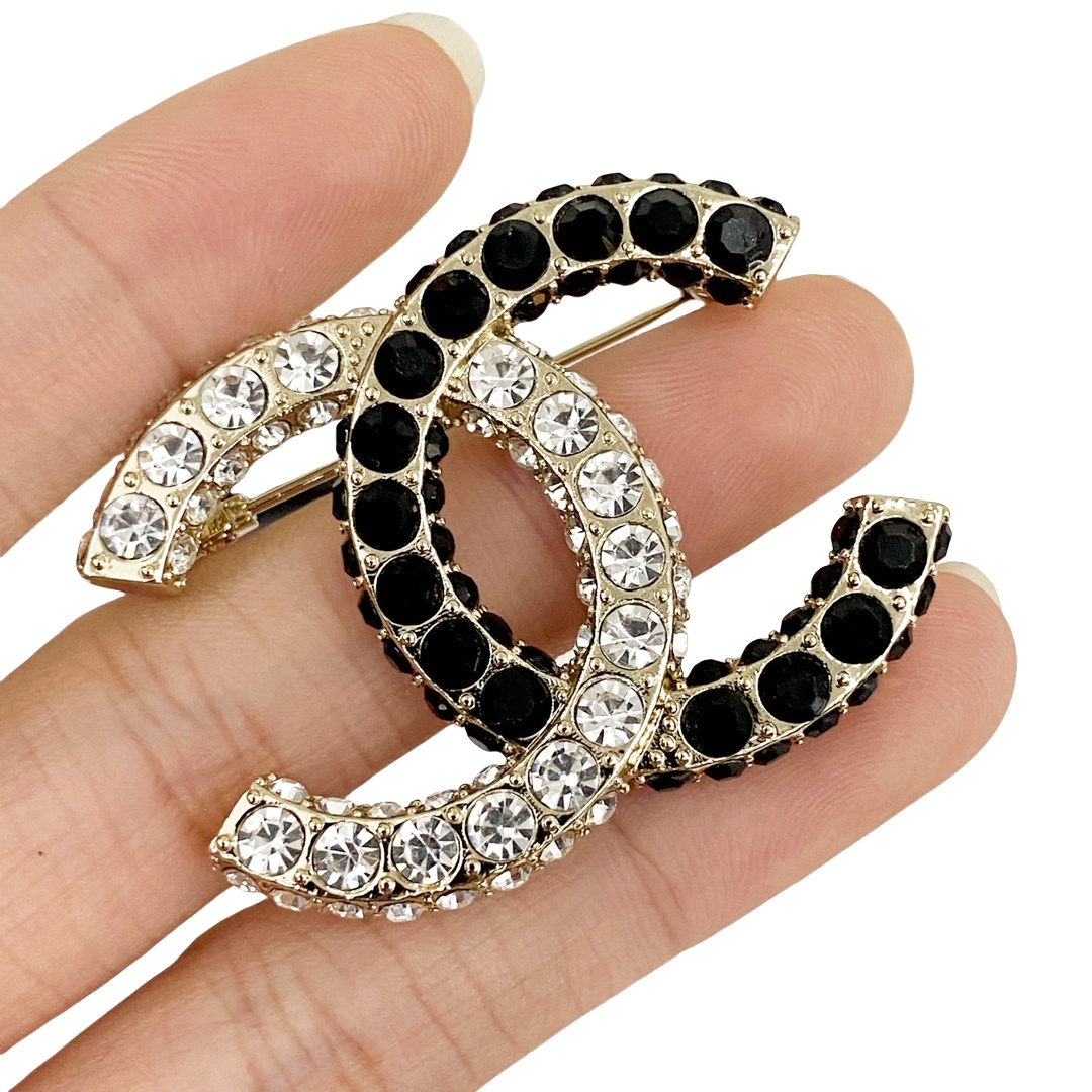 BCB301 24C White and black crastal CC logo brooch pin - ccjewelryacc