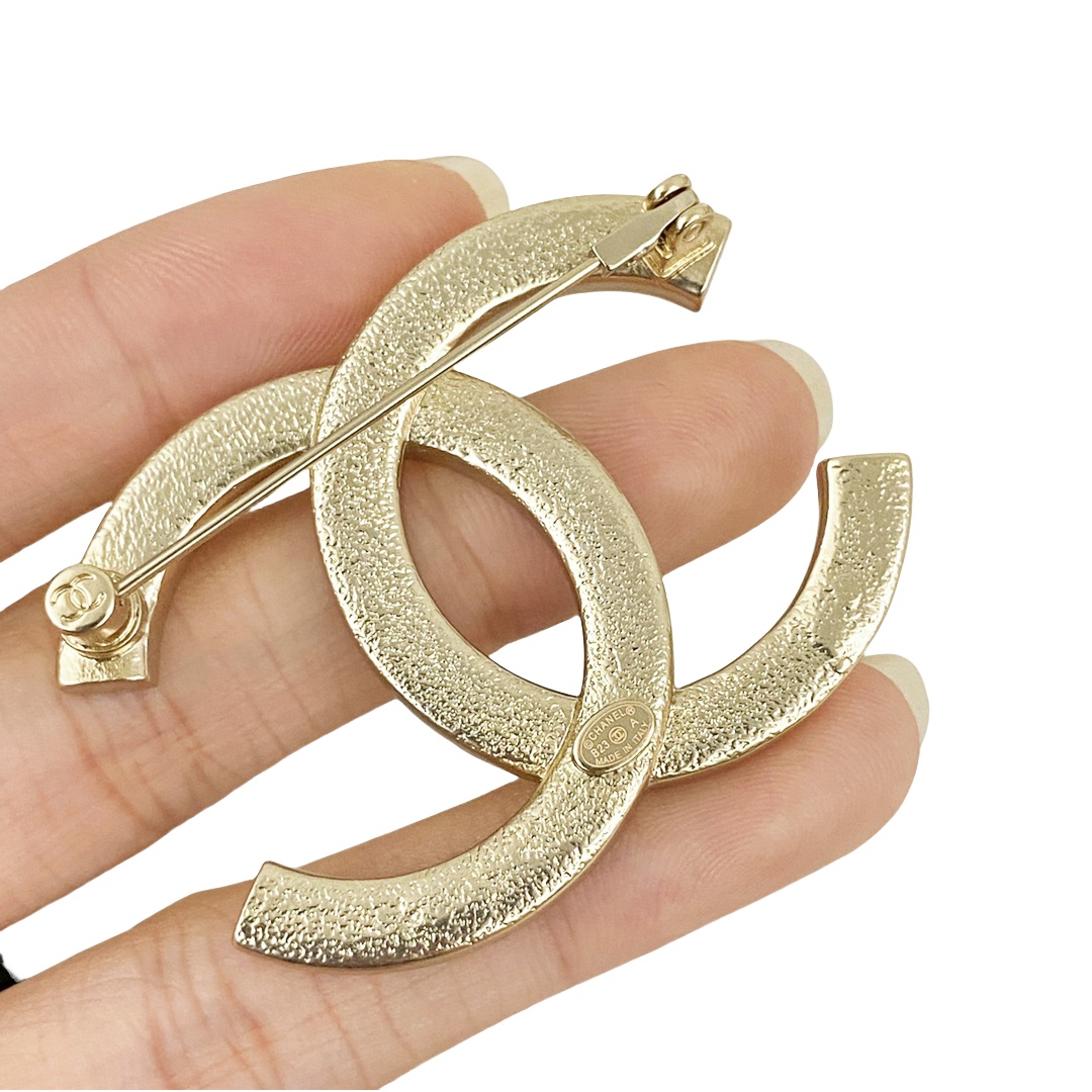 BCB285 Embossed wheat flower CC logo brooch pin - ccjewelryacc