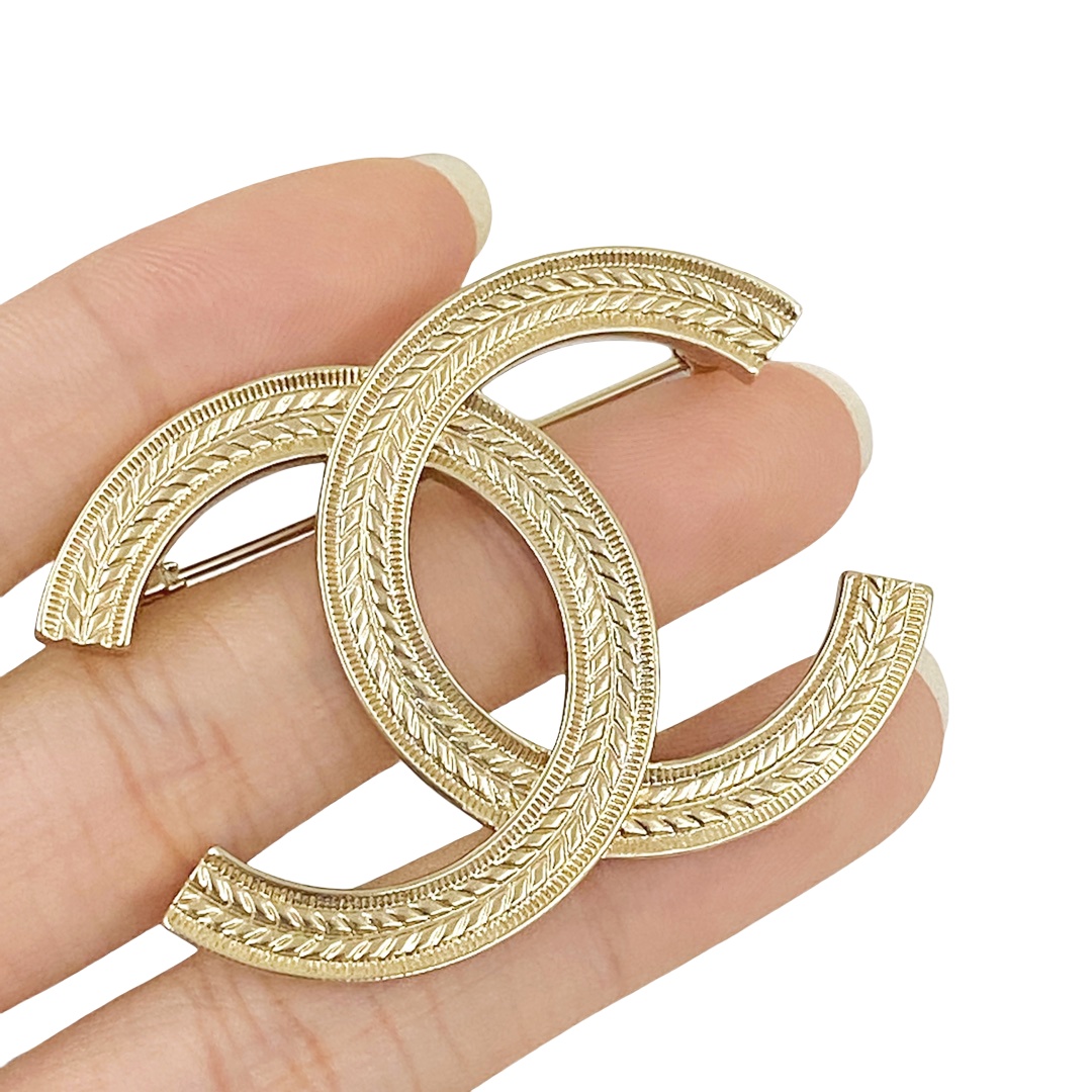 BCB285 Embossed wheat flower CC logo brooch pin - ccjewelryacc