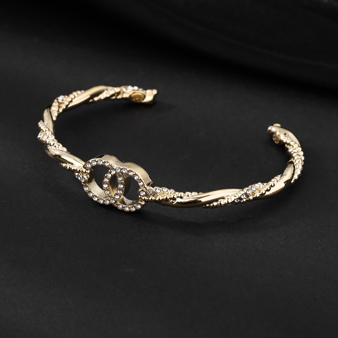 CCS019 Twist CC Bracelet - ccjewelryacc