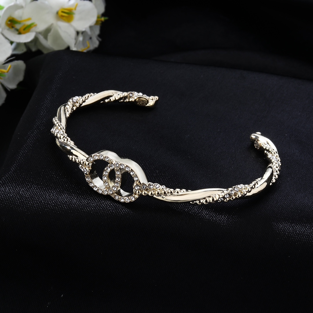 CCS019 Twist CC Bracelet - ccjewelryacc