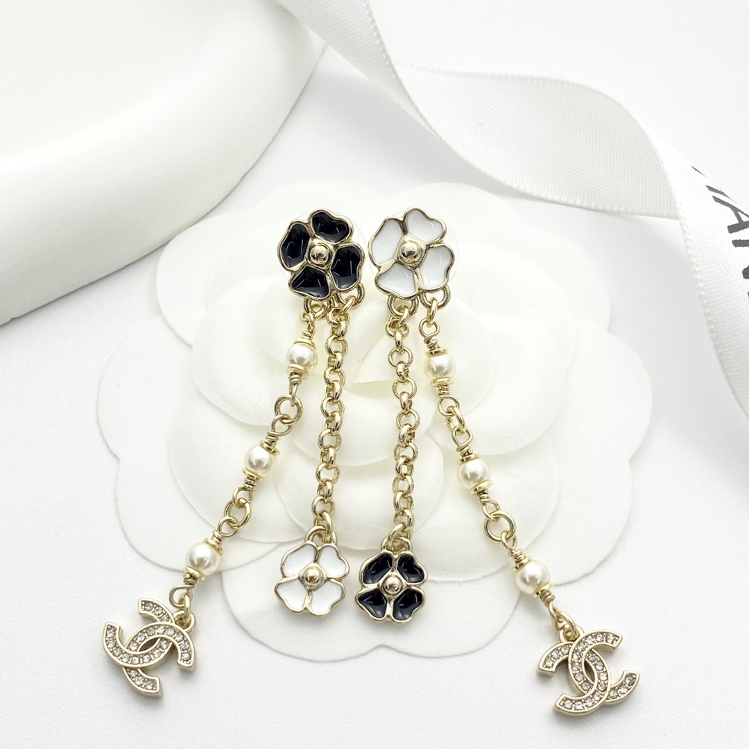 CCE305 Chanel white and black enamel clover flower tassels earring - ccjewelryacc