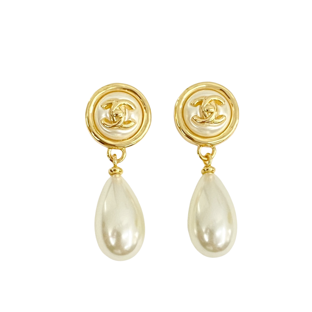 CCE811 24A Round button pearl CC Logo stud earrings - ccfashionjewelry