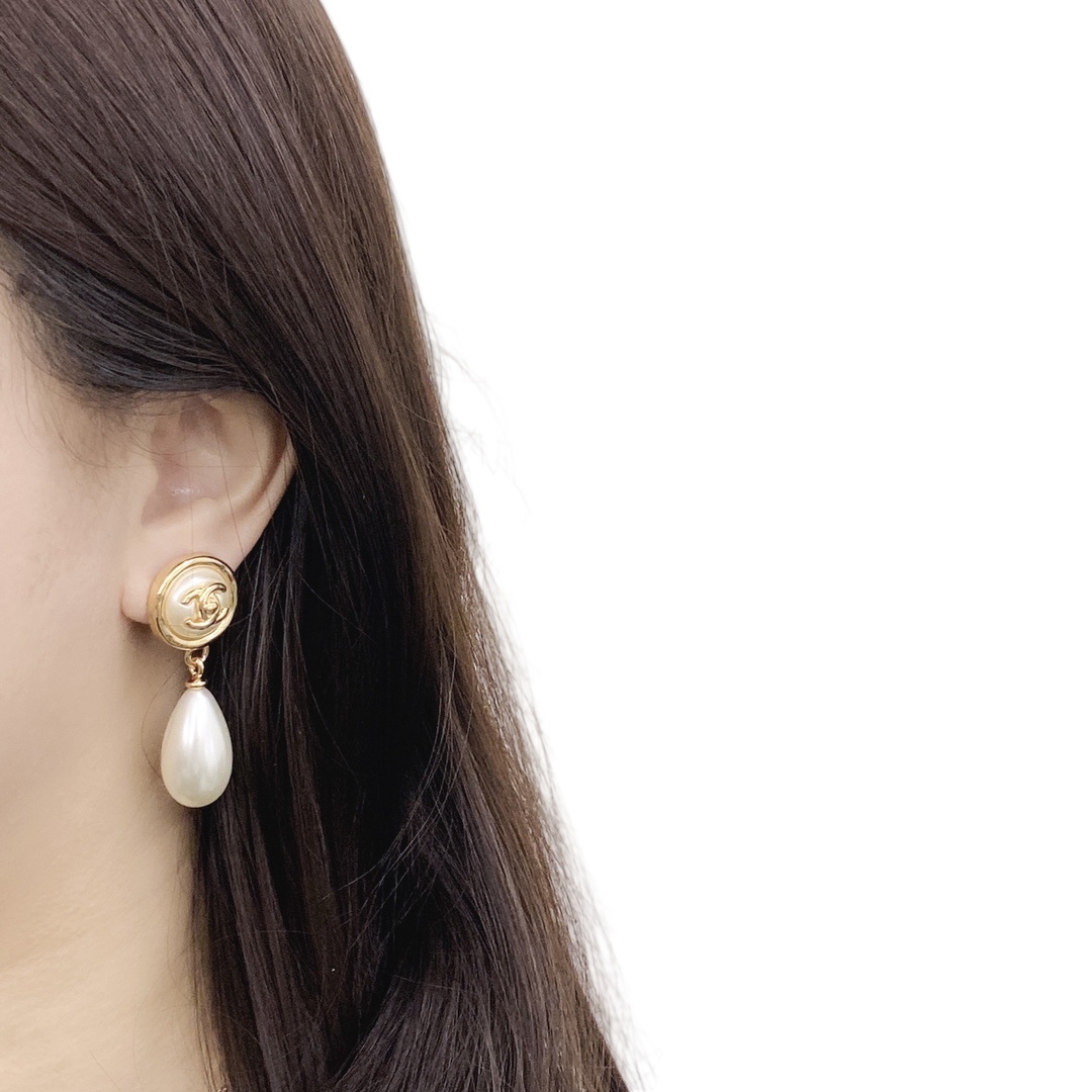 CCE811 24A Round button pearl CC Logo stud earrings - ccjewelryacc