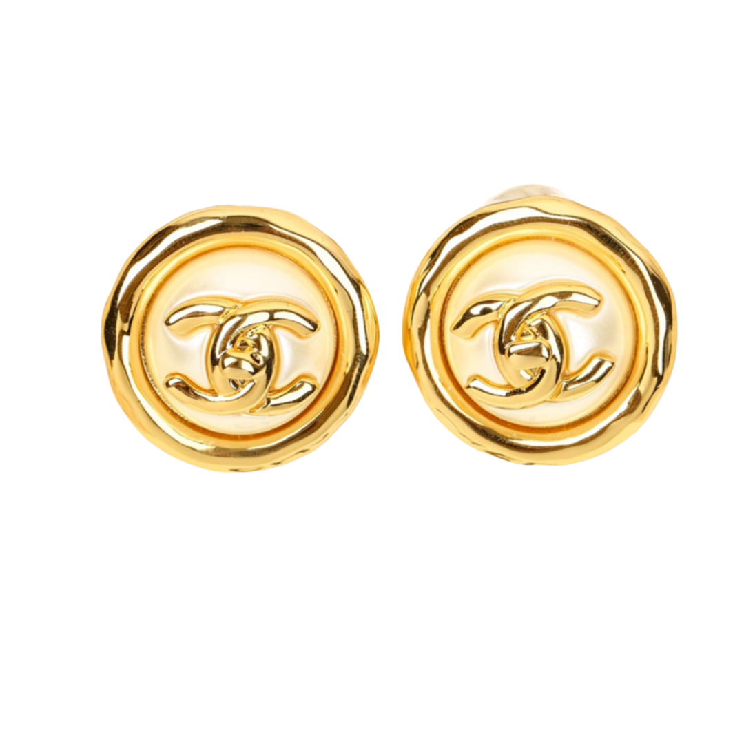 CCE811 24A Round button pearl CC Logo stud earrings - ccjewelryacc