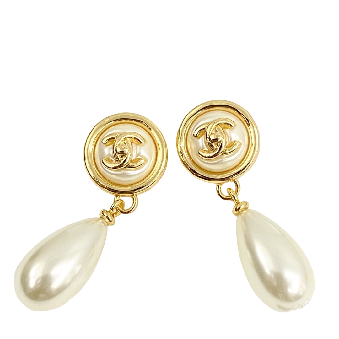 CCE811 24A Round button pearl CC Logo stud earrings - ccjewelryacc