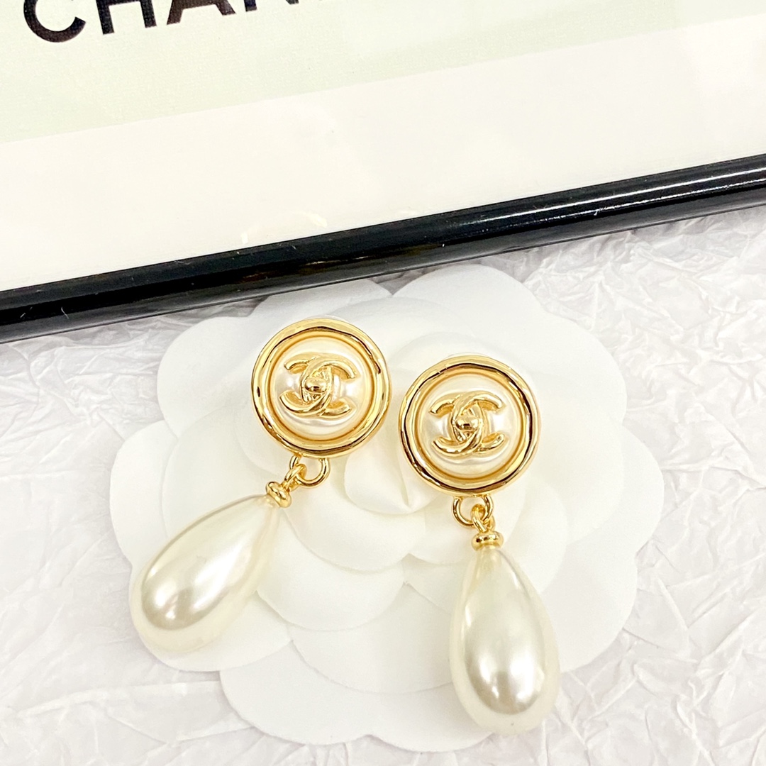 CCE811 24A Round button pearl CC Logo stud earrings - ccjewelryacc