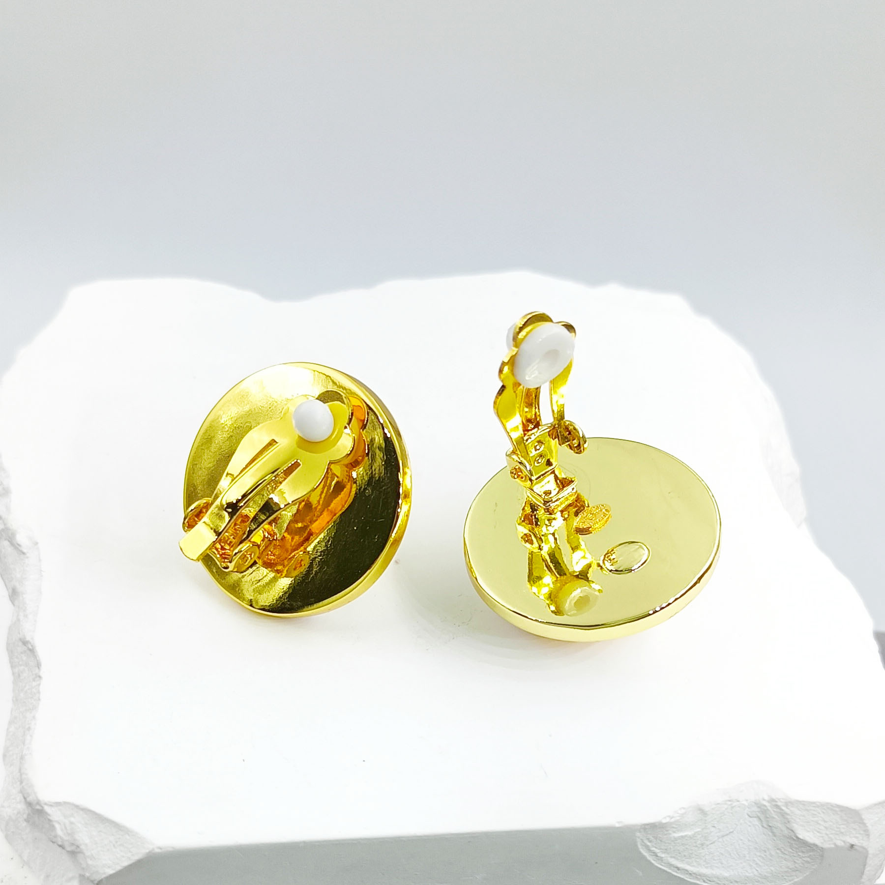 CCE252 Metal and mother of pearl with CC logo earring clip - ccjewelryacc